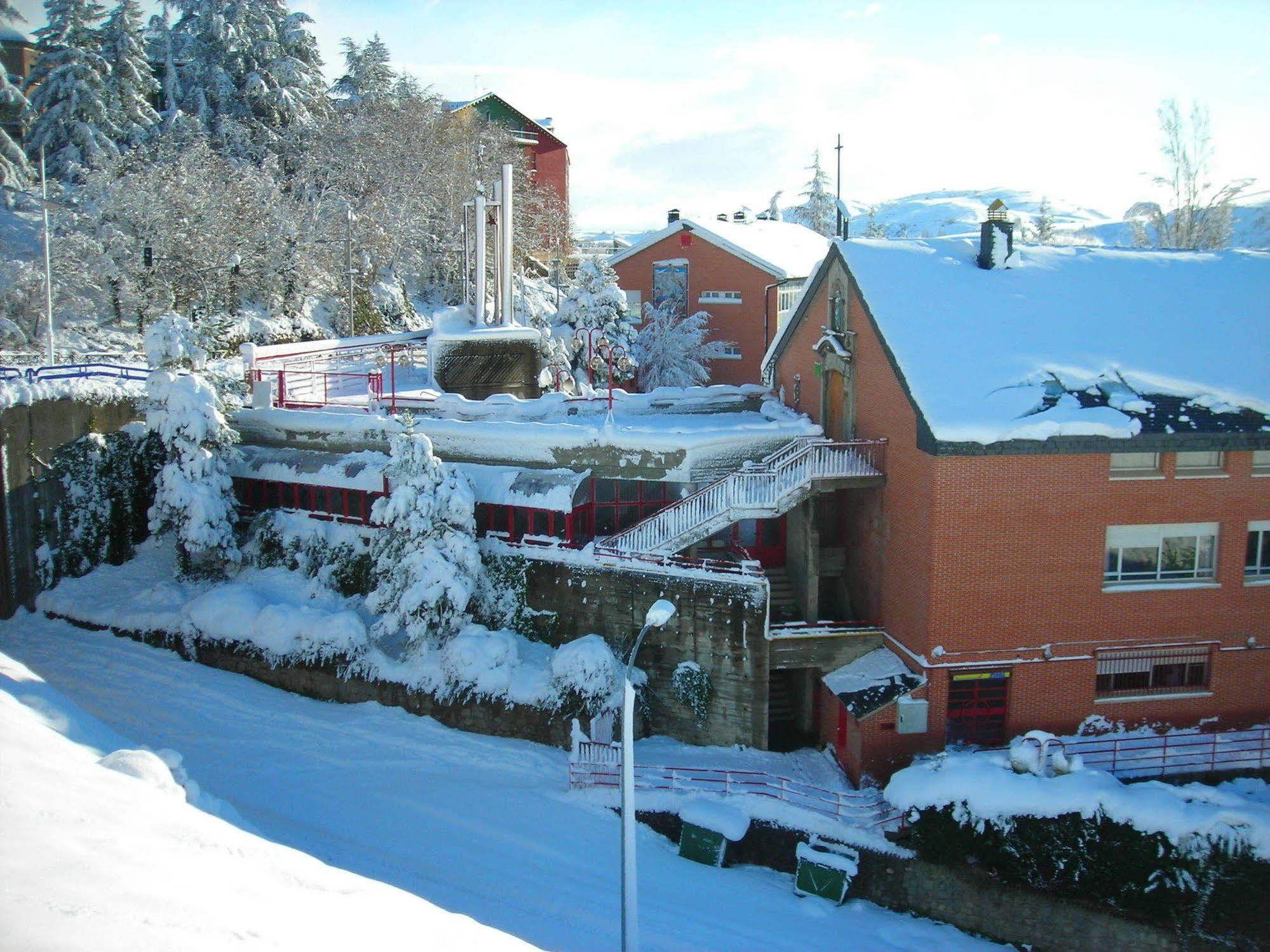 Residencia Albergue Jaca Exterior foto